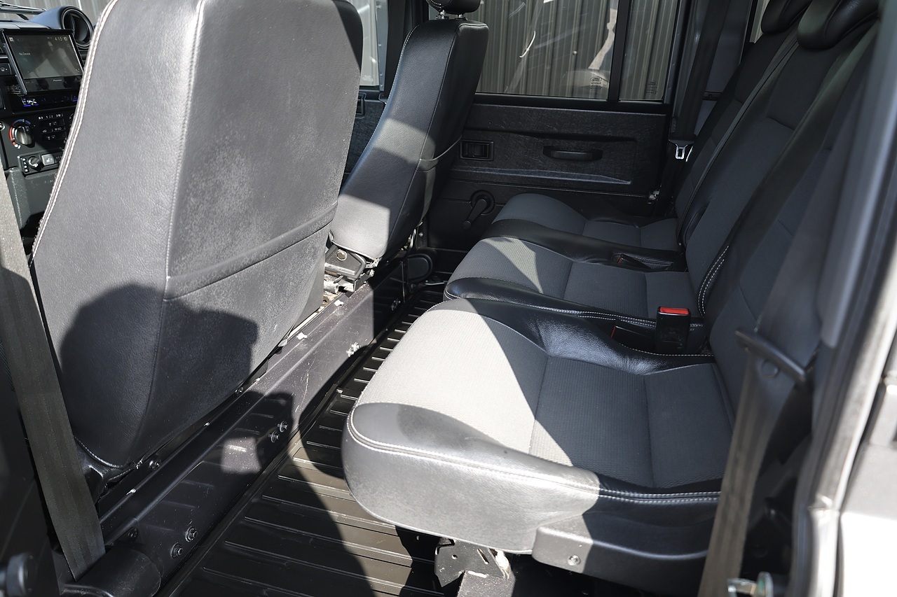 Land Rover Defender 110 XS 2.2 TDCI + 7 Seats + Beautiful Condition - Large 28
