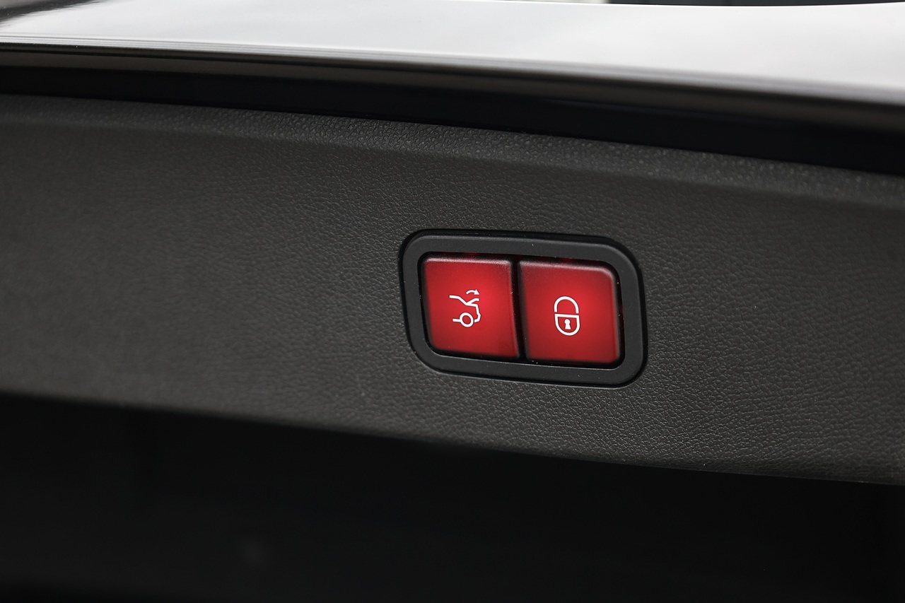 Mercedes-Benz E350 AMG Night Edition Prem+ 1 Owner + Full MB Main Dealer + Designo Paint + Huge Spec - Large 37