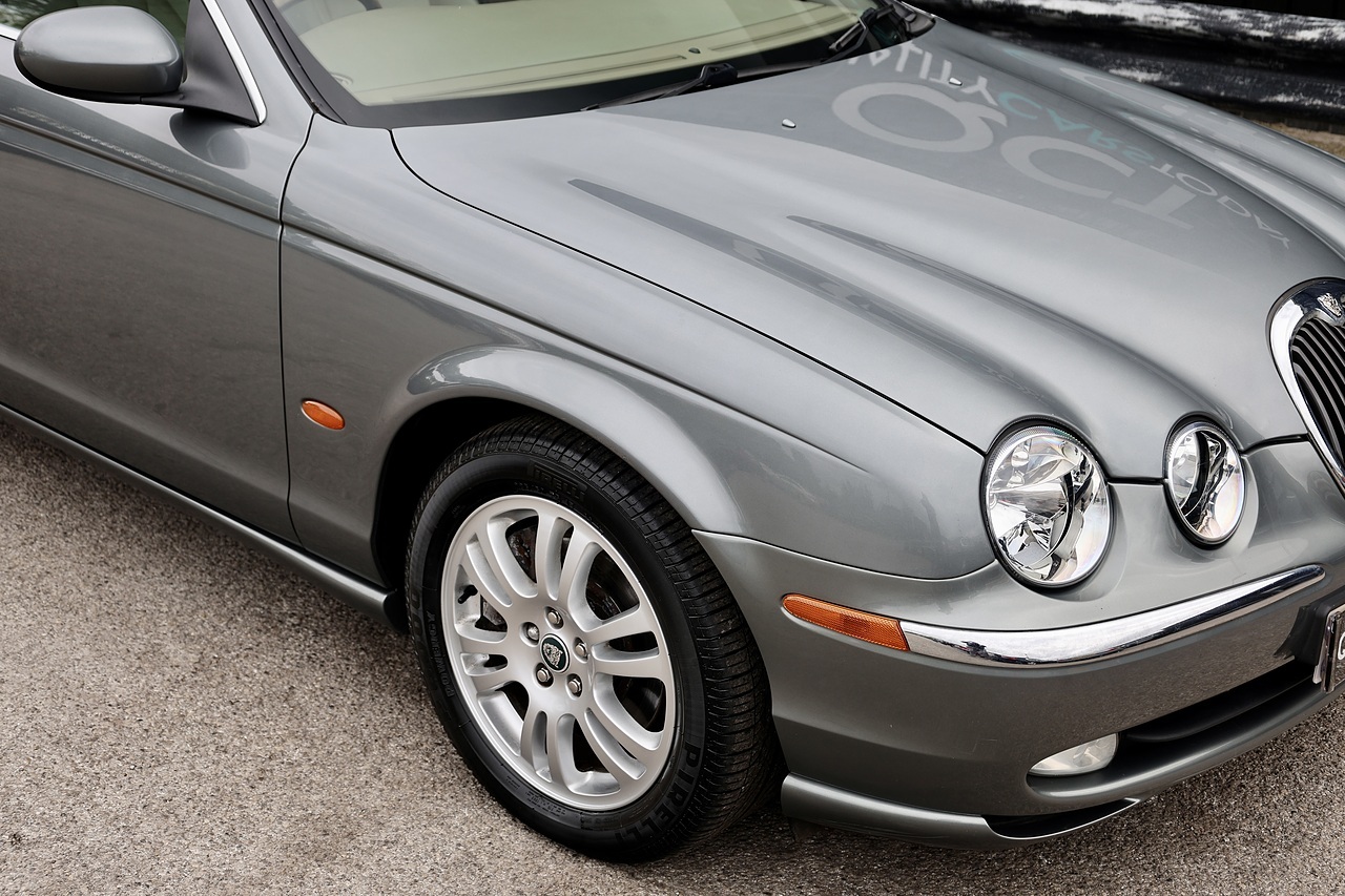 Jaguar S-Type V8 SE 1 Doctor Owner + 21 Services + Exceptional - Large 16