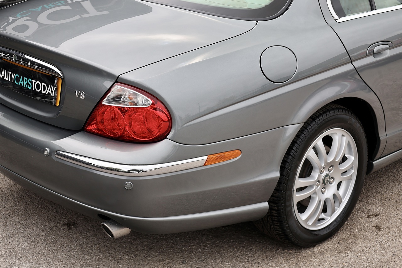 Jaguar S-Type V8 SE 1 Doctor Owner + 21 Services + Exceptional - Large 13