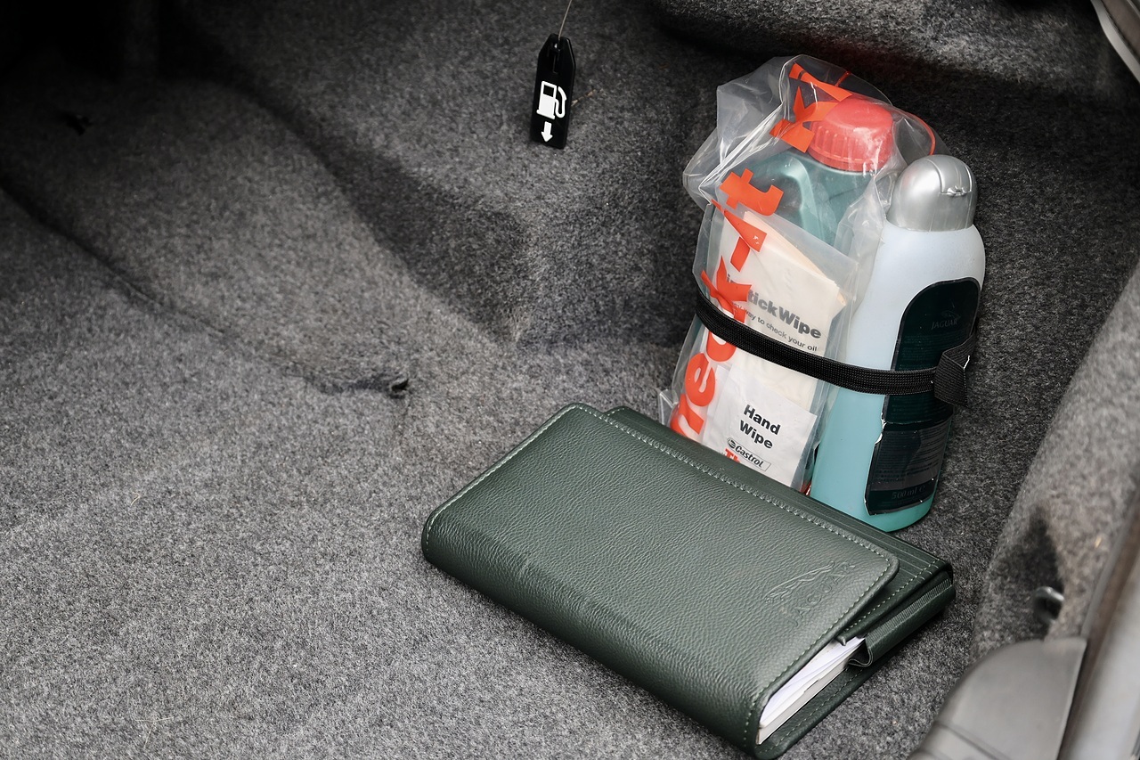 Jaguar S-Type V8 SE 1 Doctor Owner + 21 Services + Exceptional - Large 18