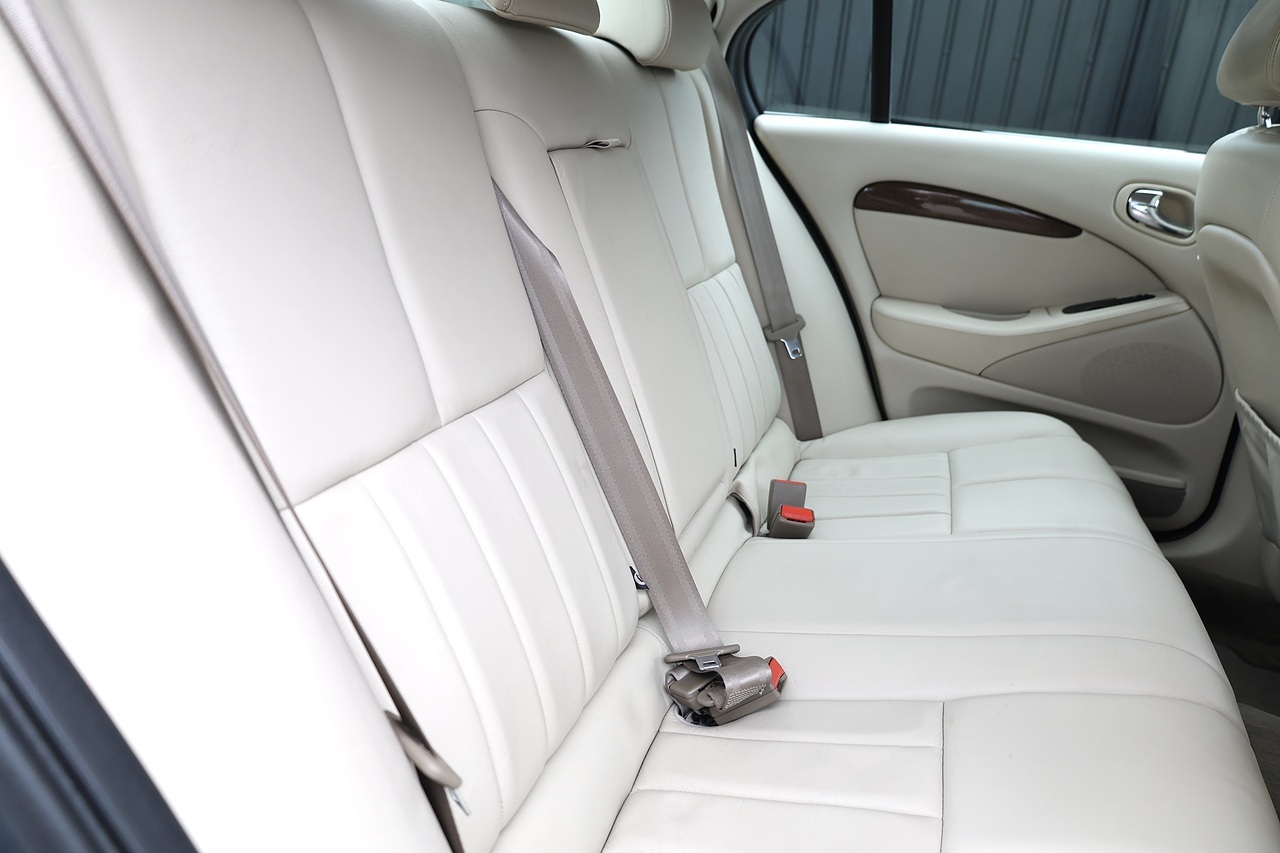 Jaguar S-Type V8 SE 1 Doctor Owner + 21 Services + Exceptional - Large 25