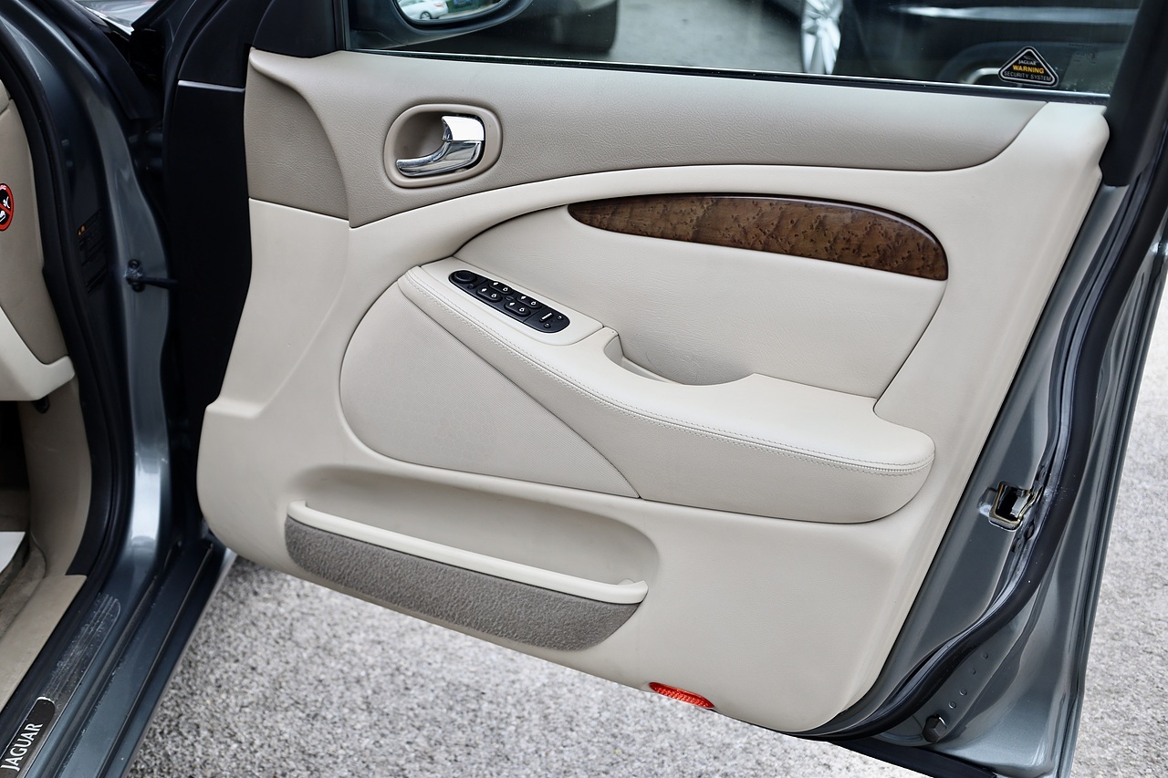 Jaguar S-Type V8 SE 1 Doctor Owner + 21 Services + Exceptional - Large 27