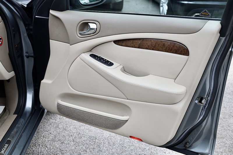 Jaguar S-Type V8 SE 1 Doctor Owner + 21 Services + Exceptional Image 27