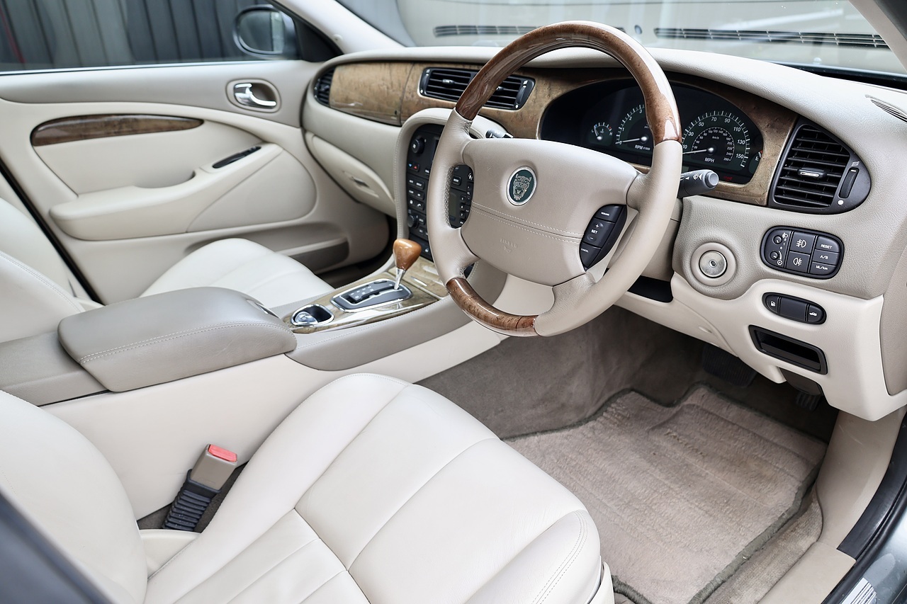 Jaguar S-Type V8 SE 1 Doctor Owner + 21 Services + Exceptional - Large 7