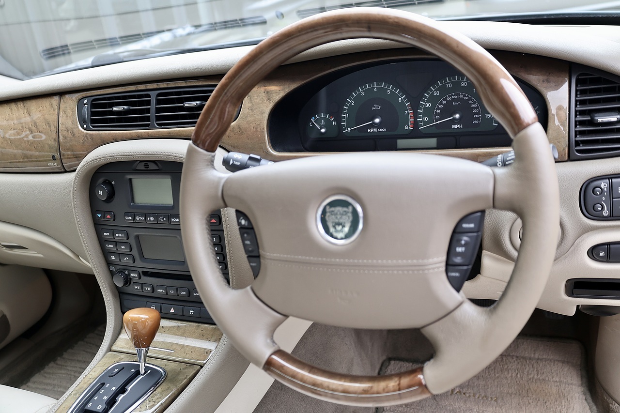 Jaguar S-Type V8 SE 1 Doctor Owner + 21 Services + Exceptional - Large 30