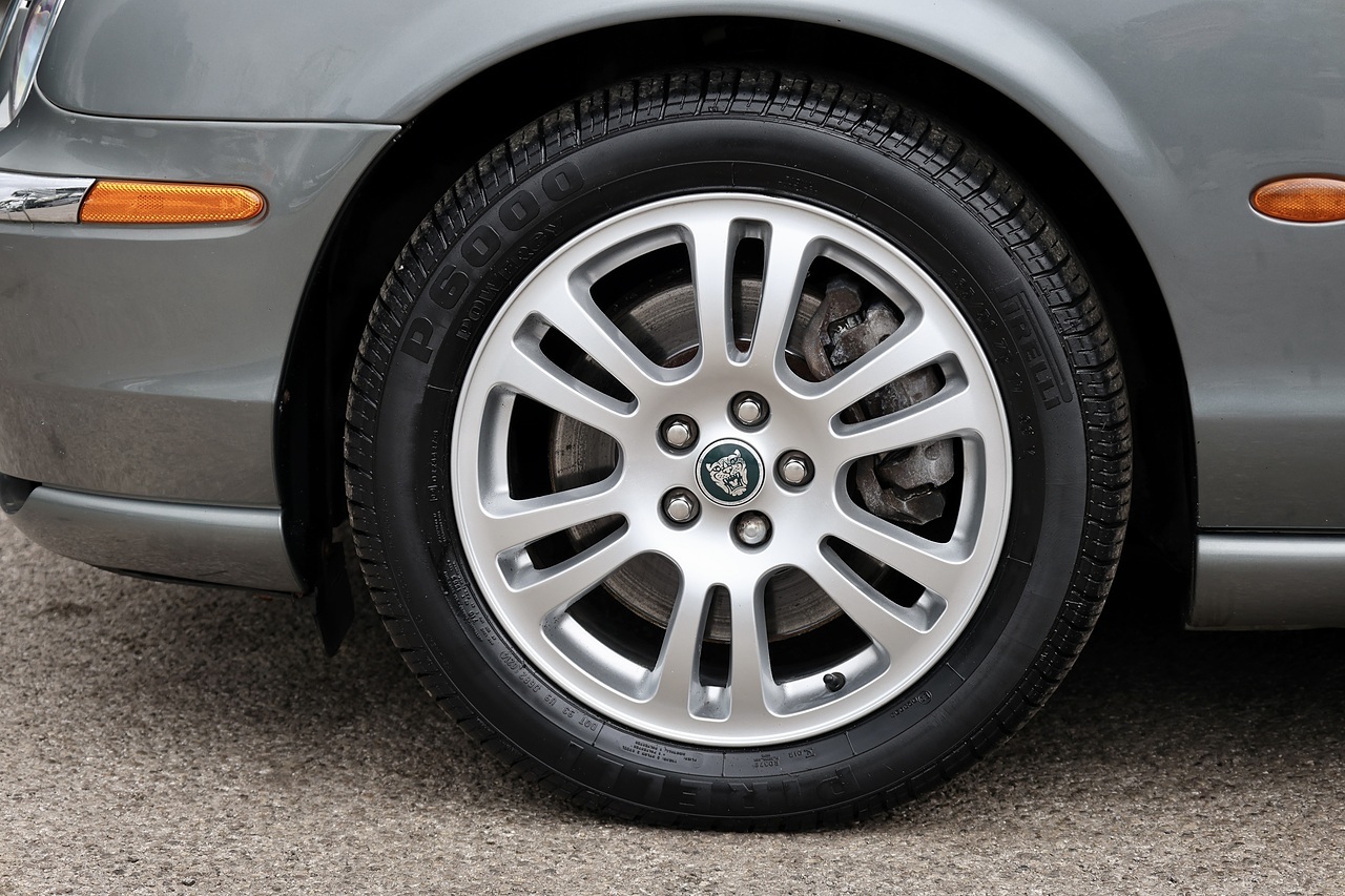 Jaguar S-Type V8 SE 1 Doctor Owner + 21 Services + Exceptional - Large 46