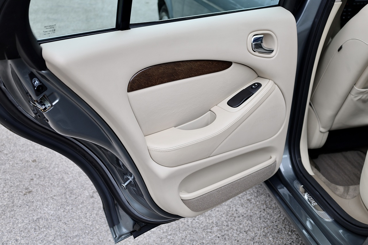 Jaguar S-Type V8 SE 1 Doctor Owner + 21 Services + Exceptional - Large 49