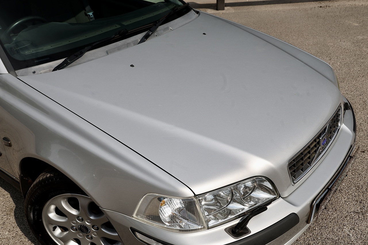 Volvo S40 1.8 XS Automatic 2 Former Keepers + 21 Volvo Main Dealer + Heated Seats - Large 17