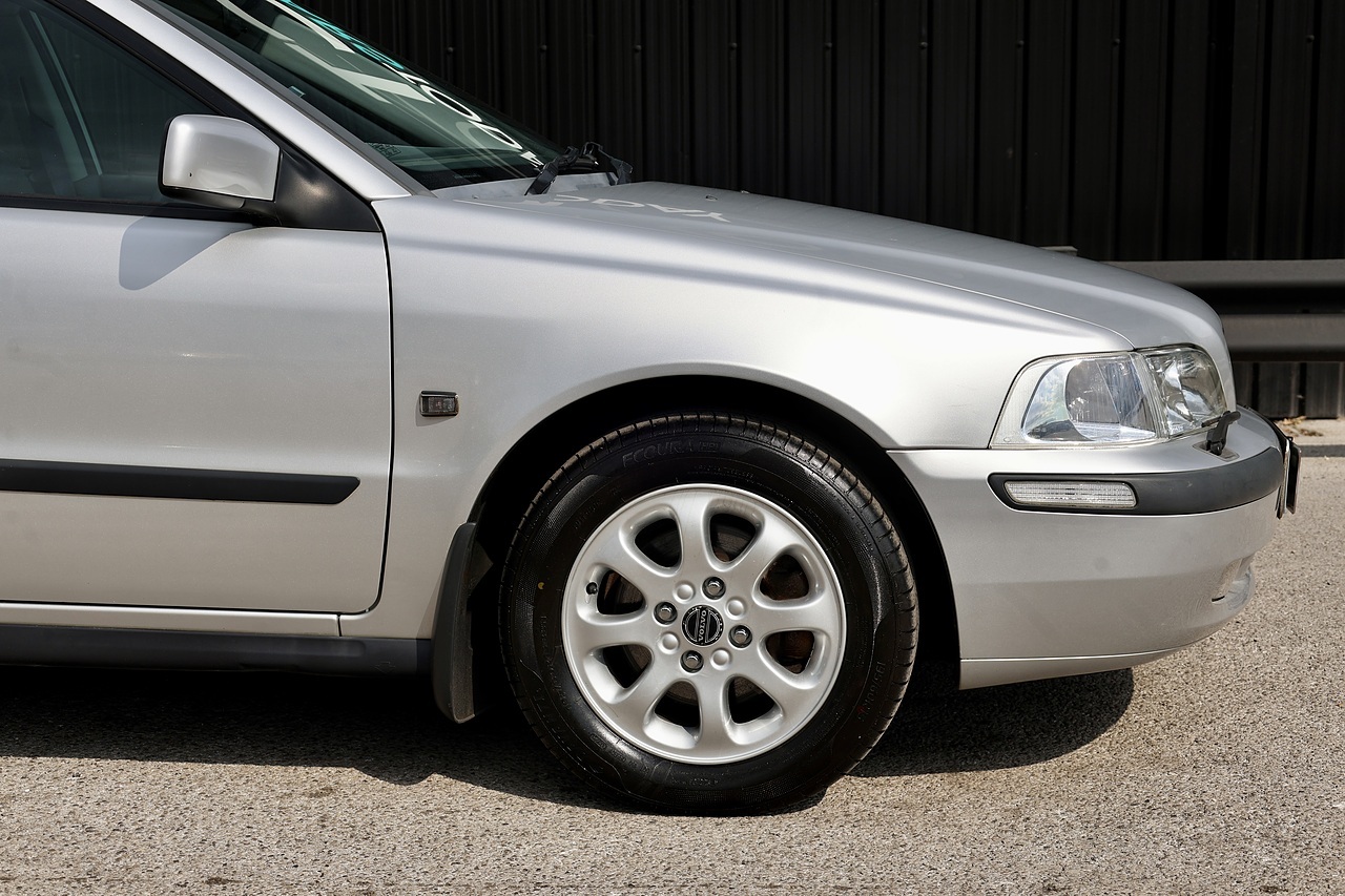 Volvo S40 1.8 XS Automatic 2 Former Keepers + 21 Volvo Main Dealer + Heated Seats - Large 22
