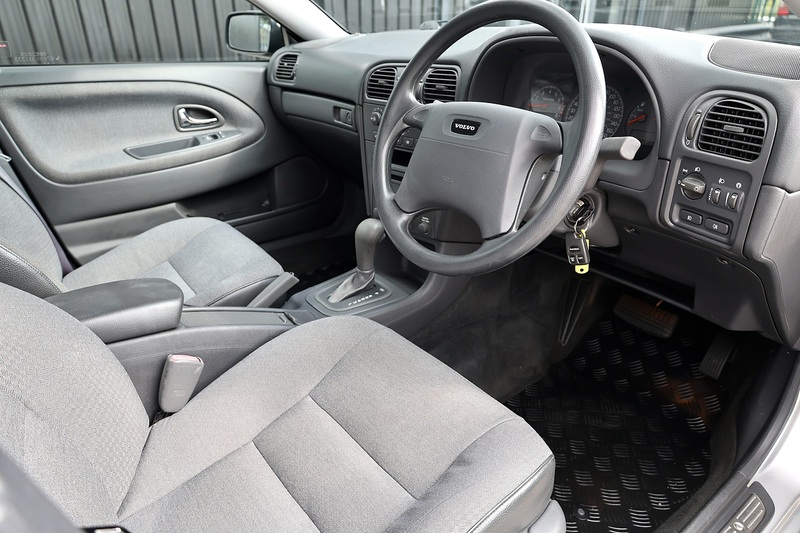 Volvo S40 1.8 XS Automatic 2 Former Keepers + 21 Volvo Main Dealer + Heated Seats Image 7