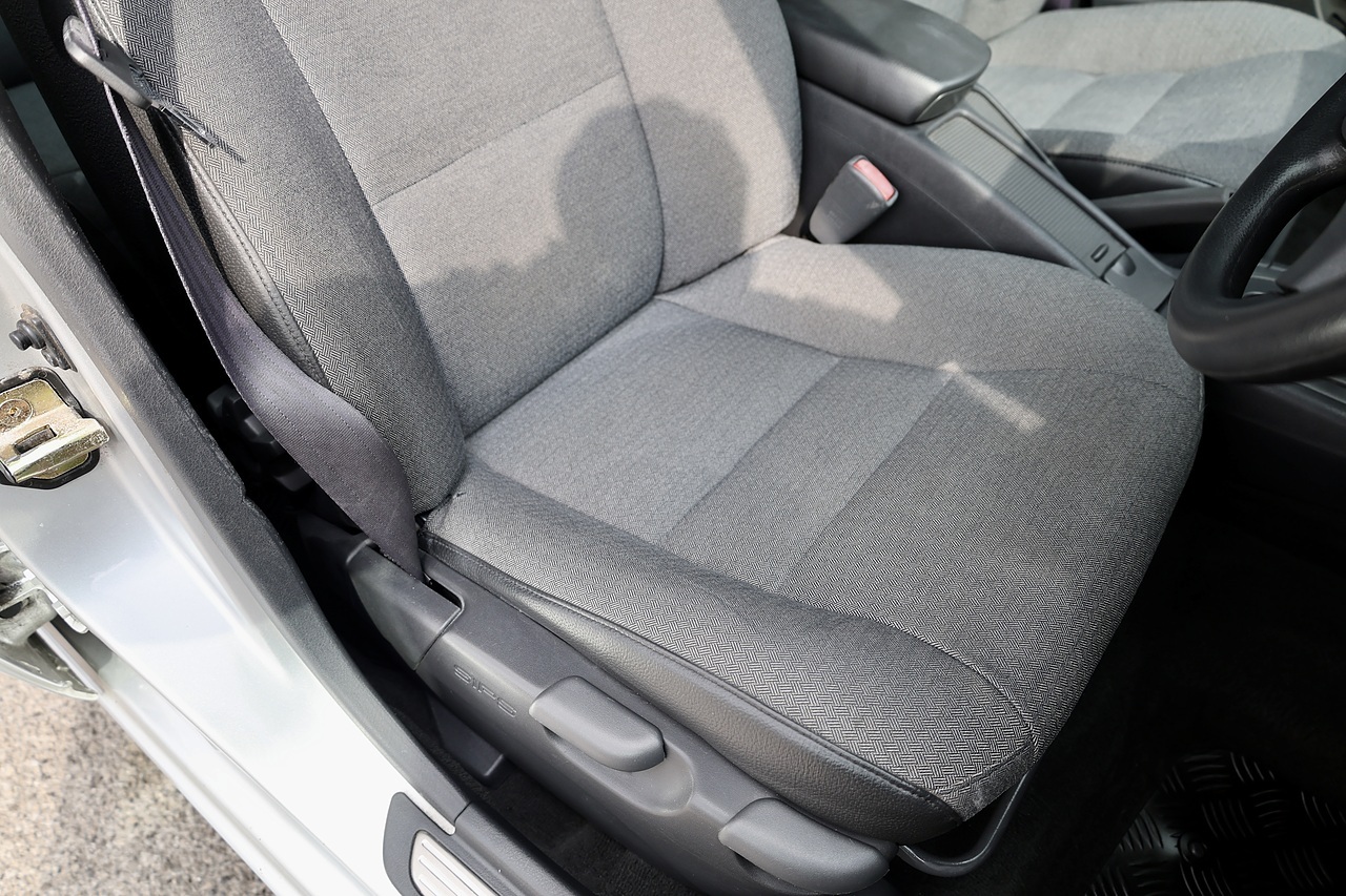 Volvo S40 1.8 XS Automatic 2 Former Keepers + 21 Volvo Main Dealer + Heated Seats - Large 16