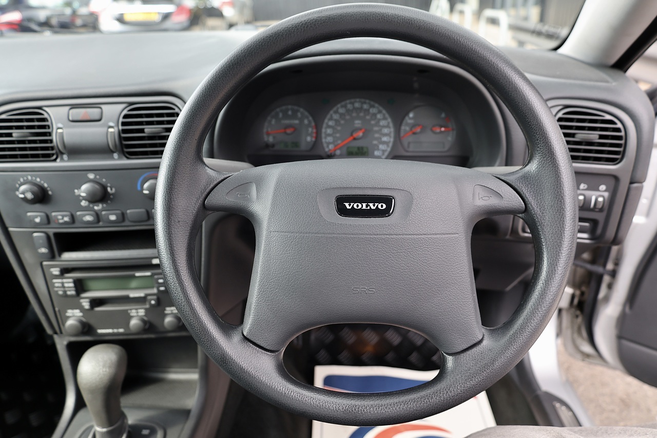 Volvo S40 1.8 XS Automatic 2 Former Keepers + 21 Volvo Main Dealer + Heated Seats - Large 28