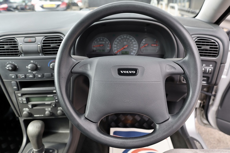 Volvo S40 1.8 XS Automatic 2 Former Keepers + 21 Volvo Main Dealer + Heated Seats Image 28
