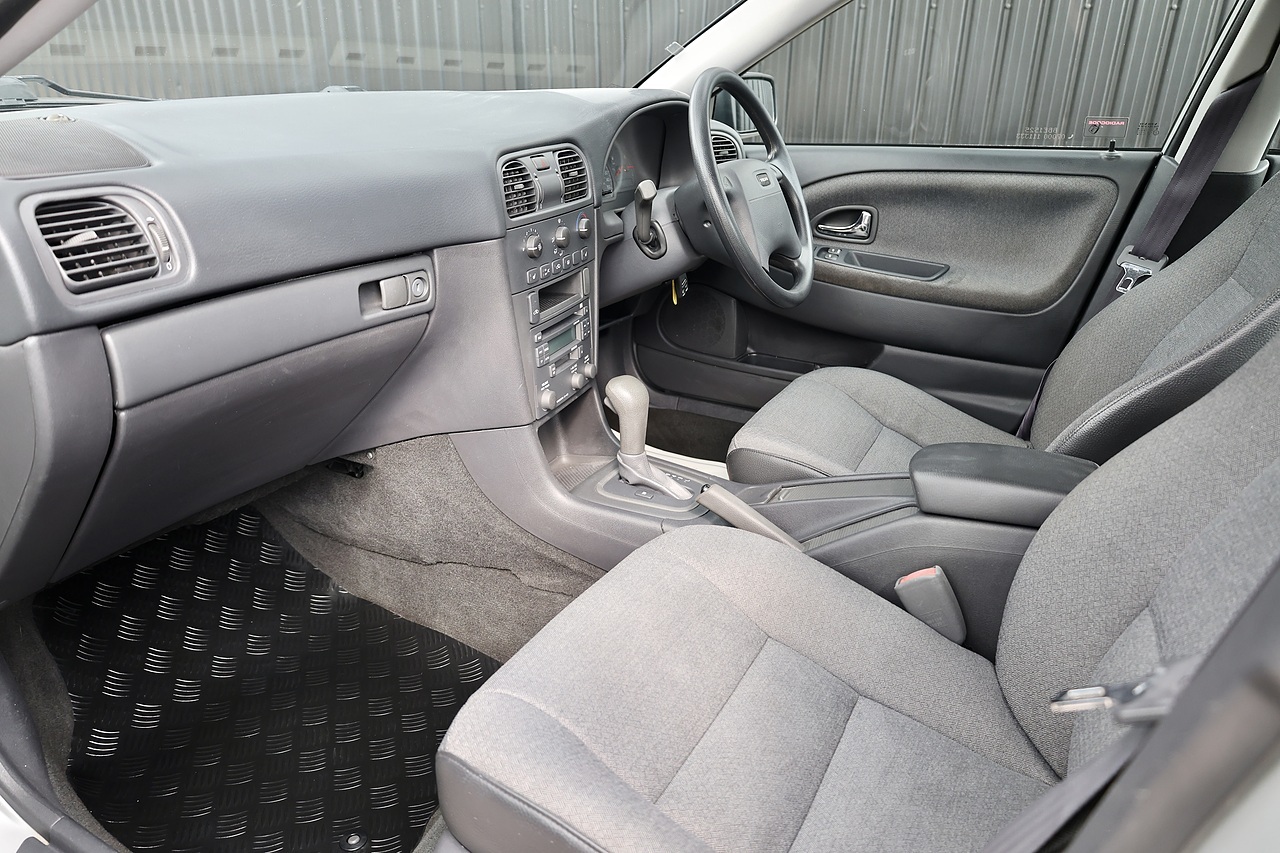 Volvo S40 1.8 XS Automatic 2 Former Keepers + 21 Volvo Main Dealer + Heated Seats - Large 2