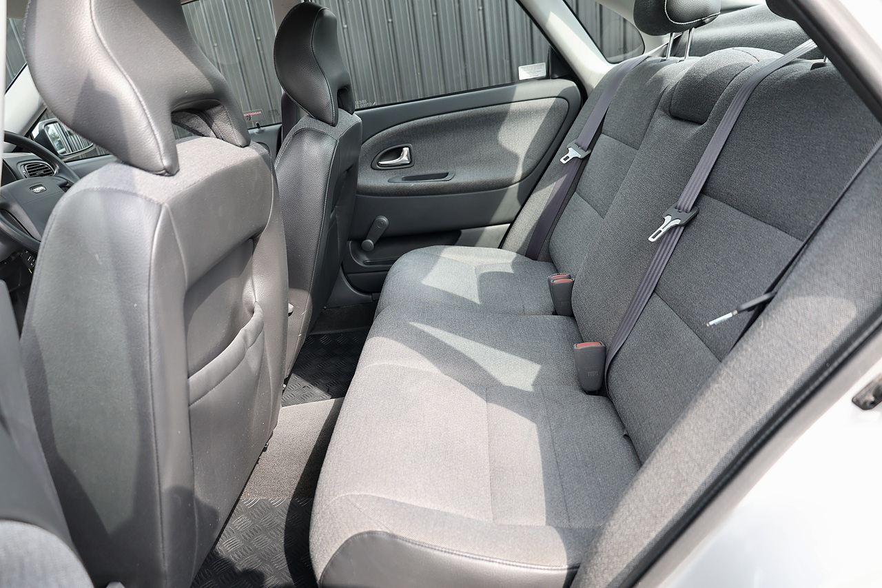Volvo S40 1.8 XS Automatic 2 Former Keepers + 21 Volvo Main Dealer + Heated Seats - Large 31