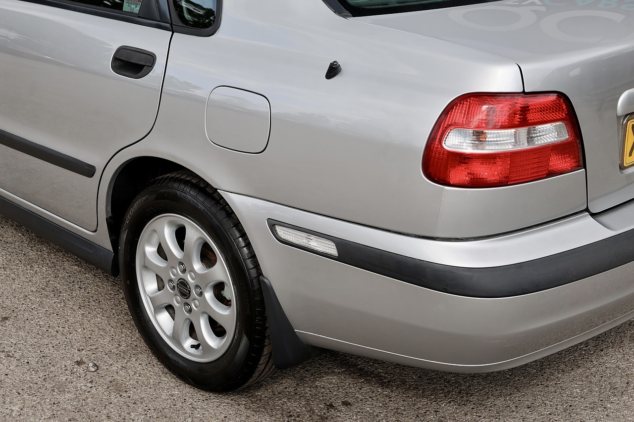 Volvo S40 1.8 XS Automatic 2 Former Keepers + 21 Volvo Main Dealer + Heated Seats - Large 35