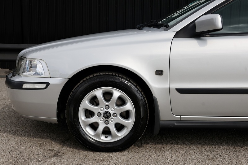 Volvo S40 1.8 XS Automatic 2 Former Keepers + 21 Volvo Main Dealer + Heated Seats Image 33