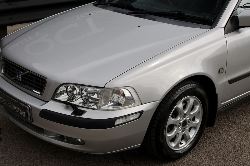 Volvo S40 1.8 XS Automatic 2 Former Keepers + 21 Volvo Main Dealer + Heated Seats Image 32