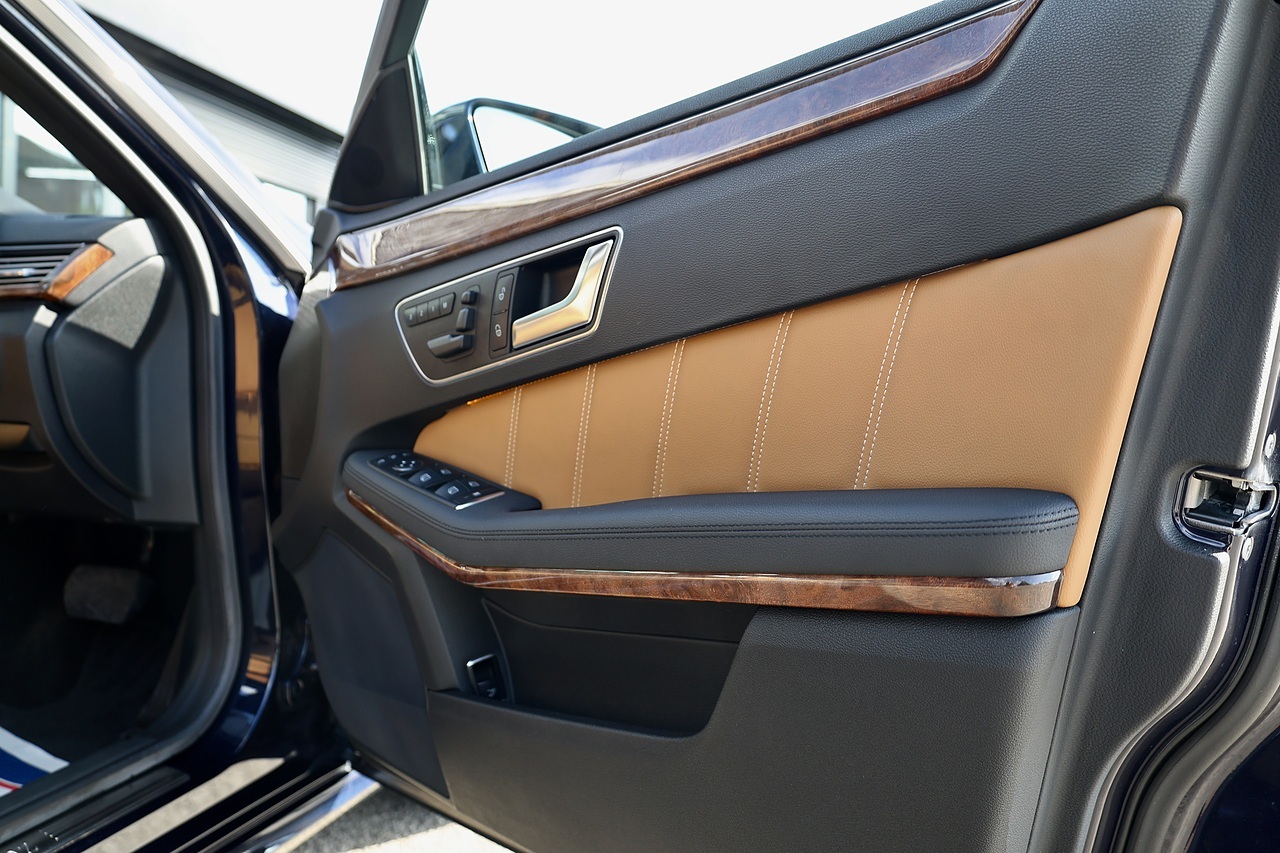 Mercedes-Benz E350 CDI Avantgarde 1 Family Ownership + Designo Trim + Pano Roof - Large 19