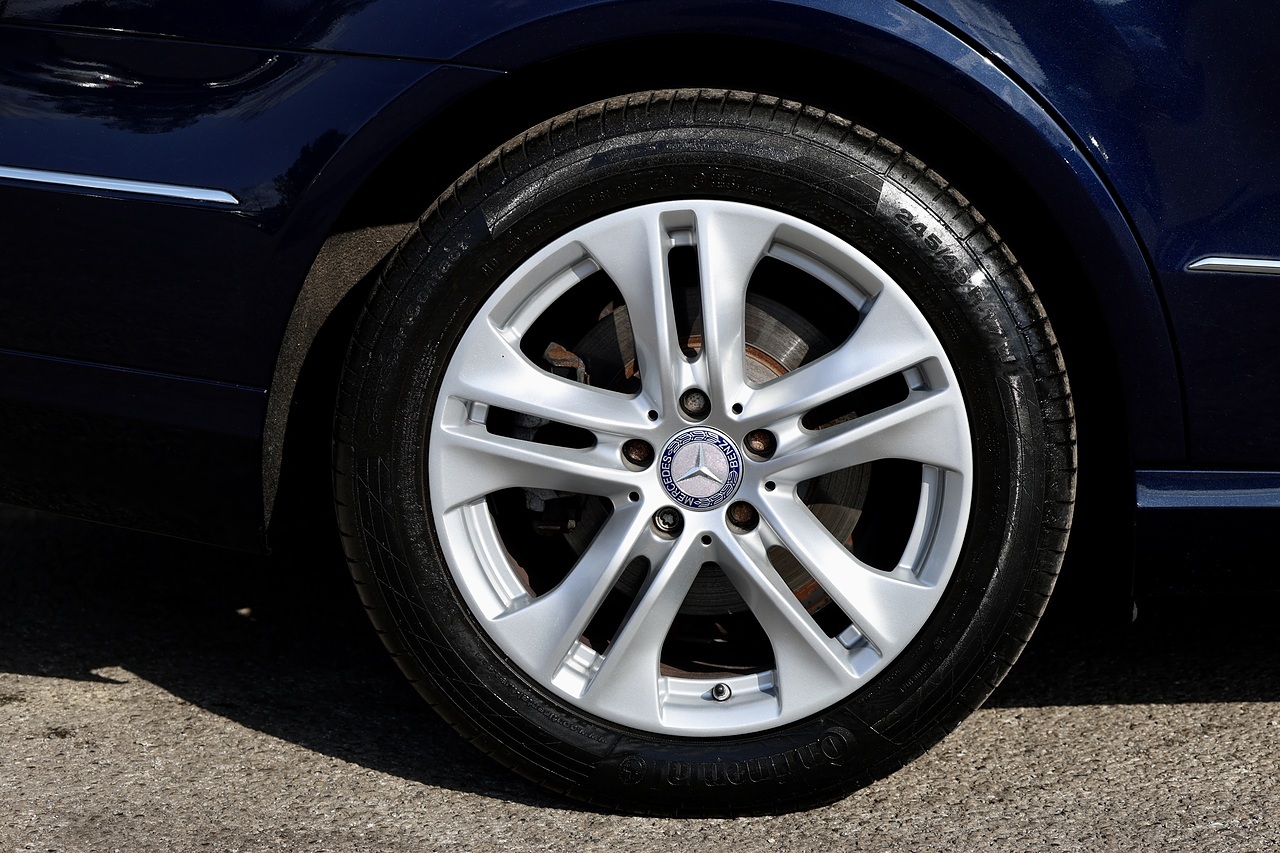 Mercedes-Benz E350 CDI Avantgarde 1 Family Ownership + Designo Trim + Pano Roof - Large 37