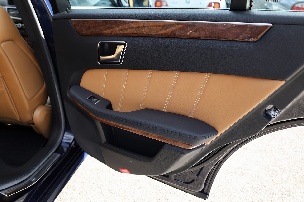 Mercedes-Benz E350 CDI Avantgarde 1 Family Ownership + Designo Trim + Pano Roof - Large 27