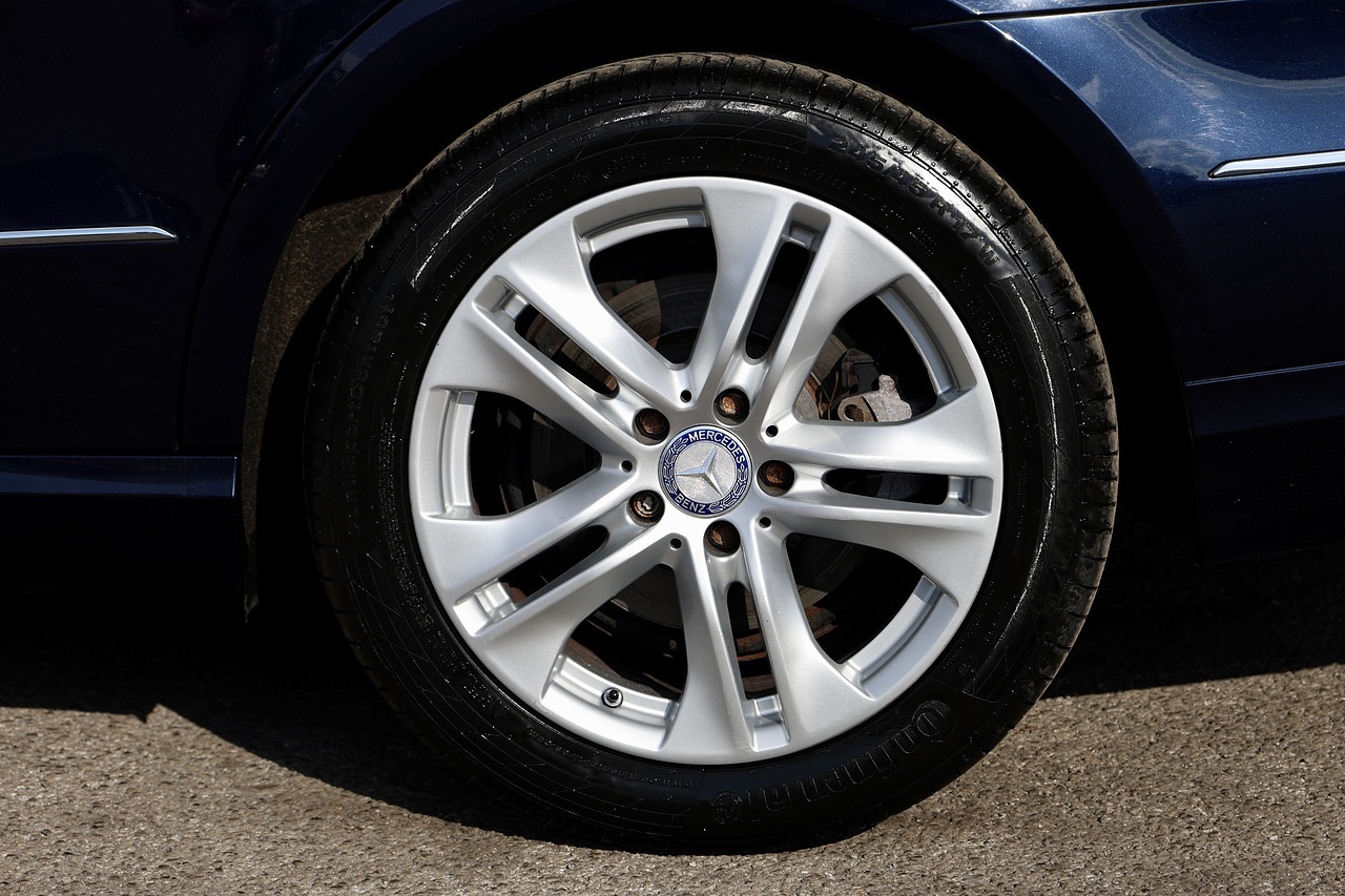 Mercedes-Benz E350 CDI Avantgarde 1 Family Ownership + Designo Trim + Pano Roof - Large 36