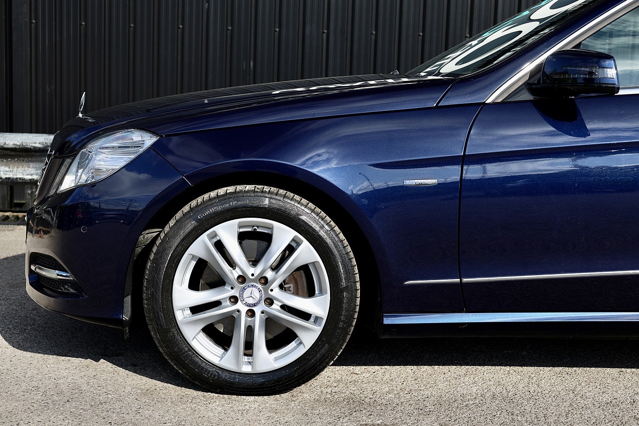 Mercedes-Benz E350 CDI Avantgarde 1 Family Ownership + Designo Trim + Pano Roof - Large 29