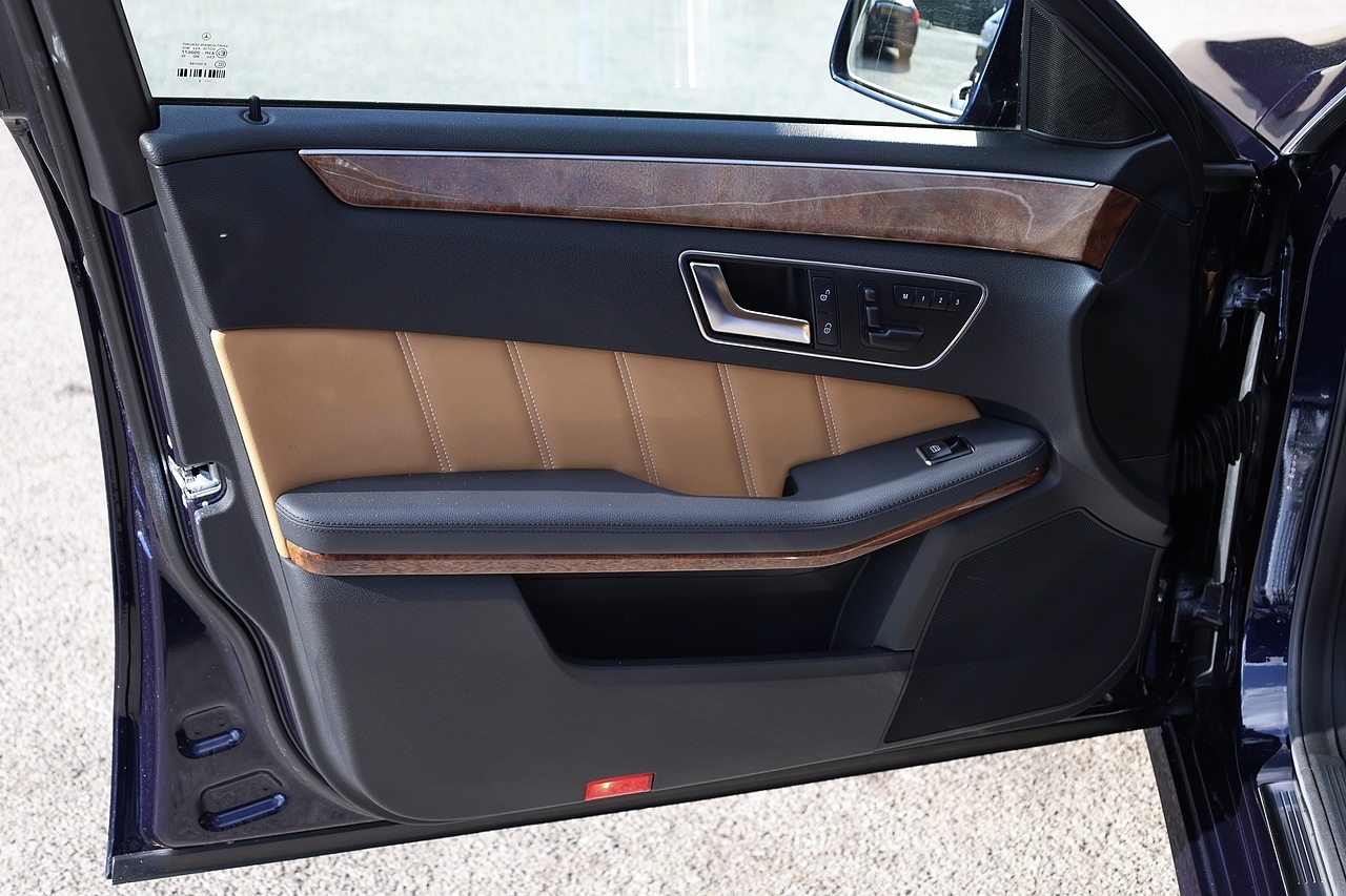 Mercedes-Benz E350 CDI Avantgarde 1 Family Ownership + Designo Trim + Pano Roof - Large 33