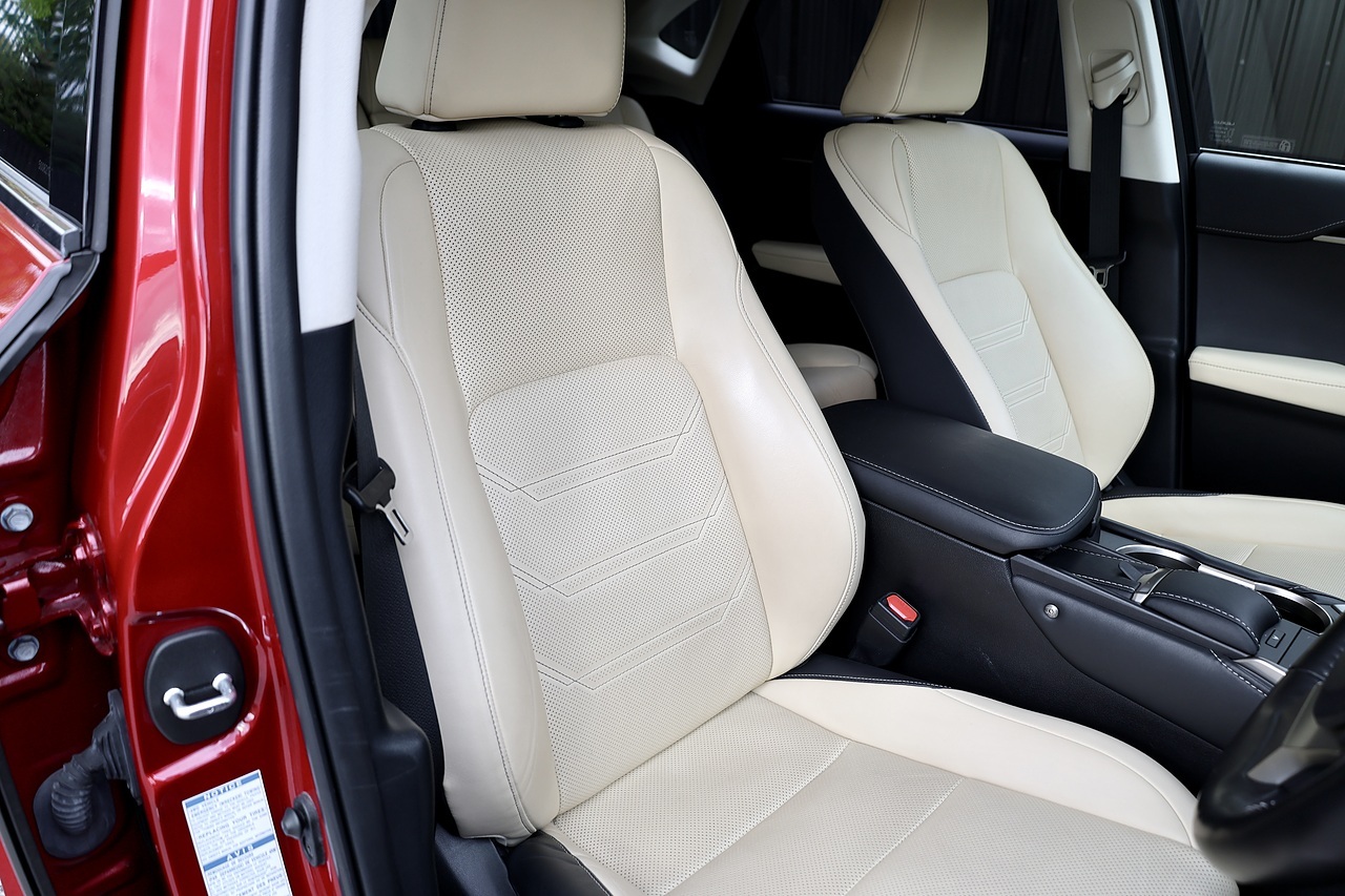 Lexus NX300h Full Lexus Main Dealer History + Lexus Warranty - Large 12