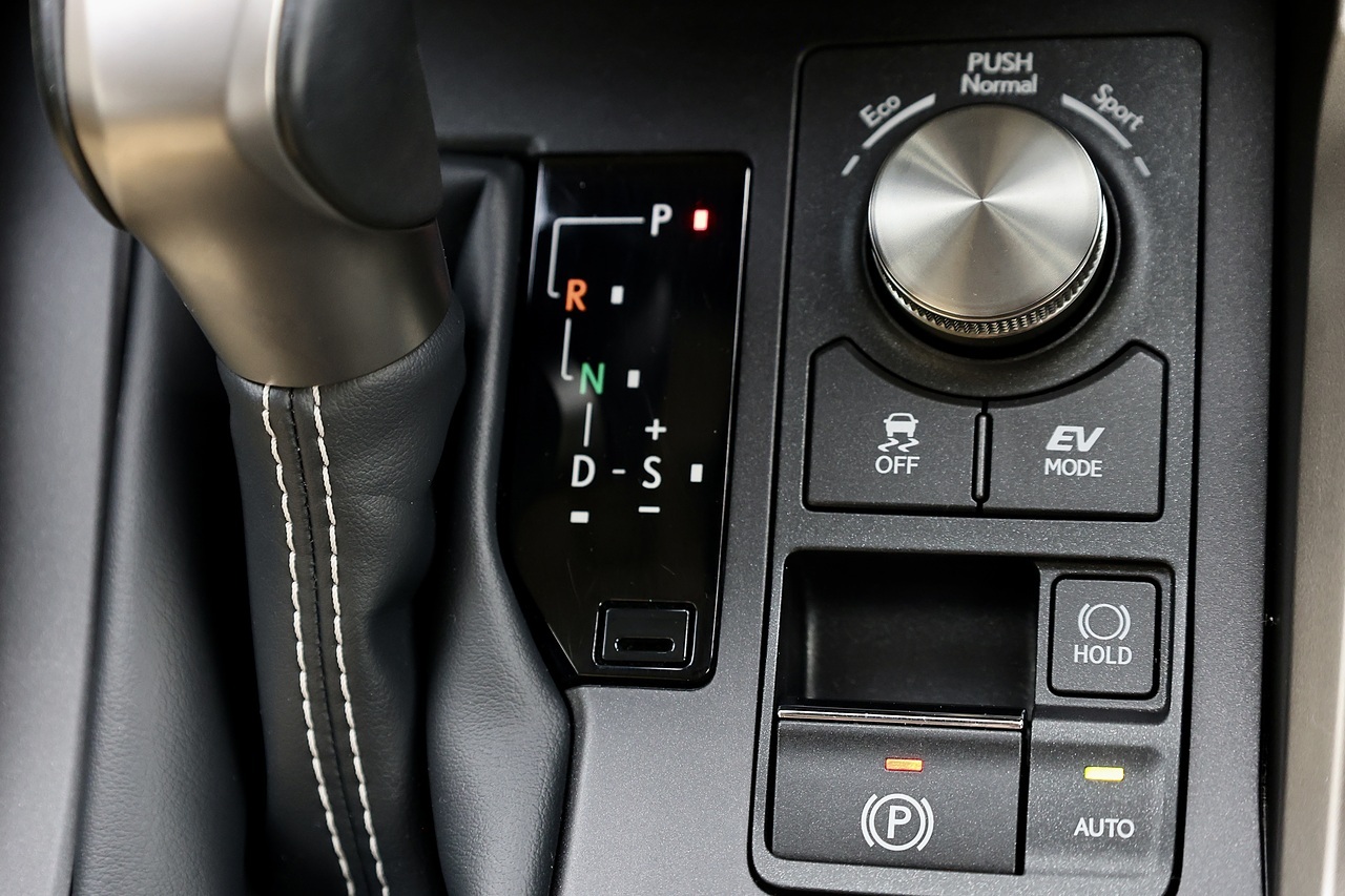 Lexus NX300h Full Lexus Main Dealer History + Lexus Warranty - Large 33