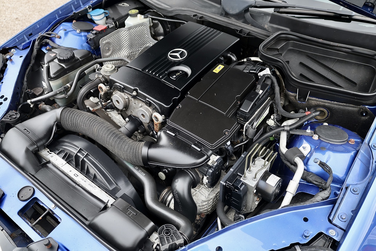 Mercedes-Benz SLK 200K Designo Paint + Designo Interior + AirScarf + £7k Cost options - Large 13