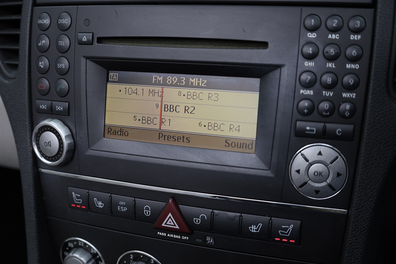 Mercedes-Benz SLK 200K Designo Paint + Designo Interior + AirScarf + £7k Cost options - Large 16