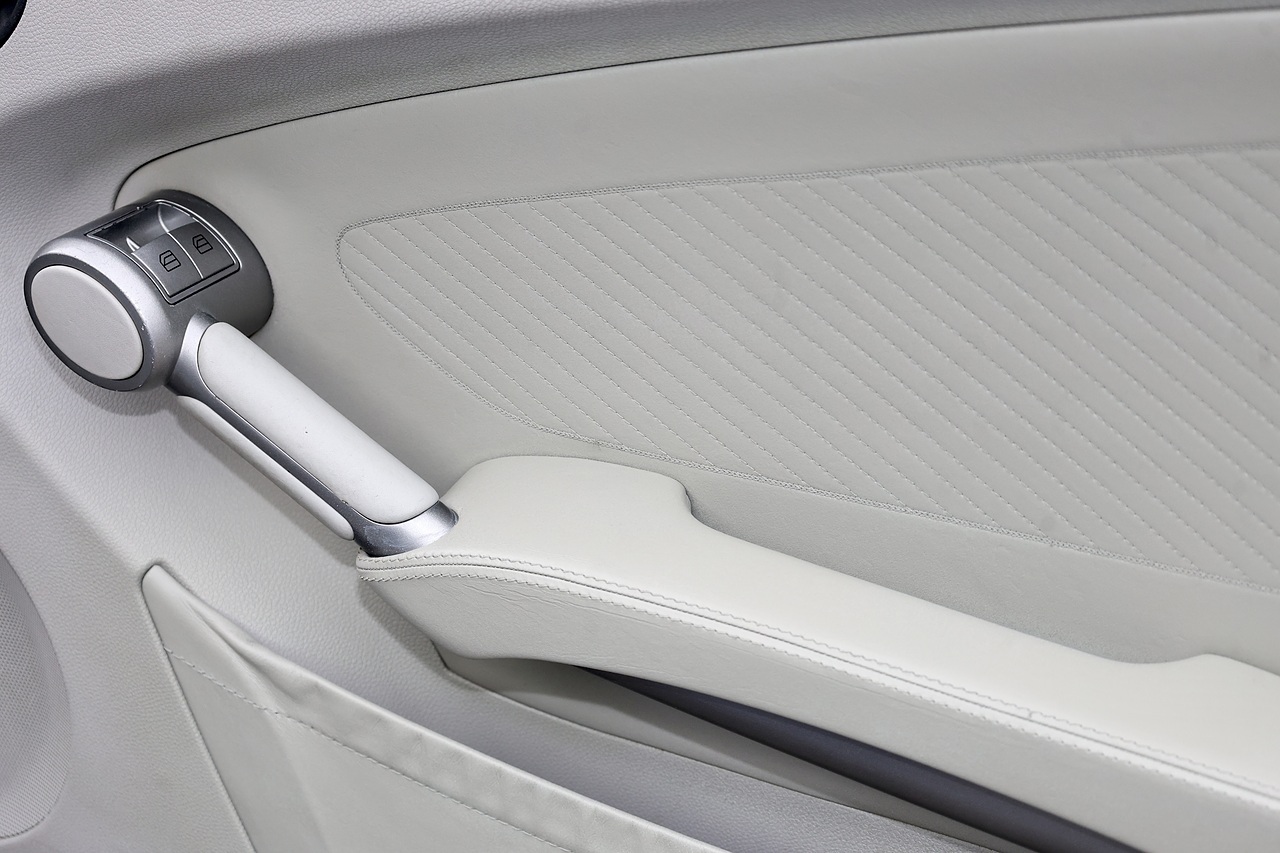 Mercedes-Benz SLK 200K Designo Paint + Designo Interior + AirScarf + £7k Cost options - Large 24