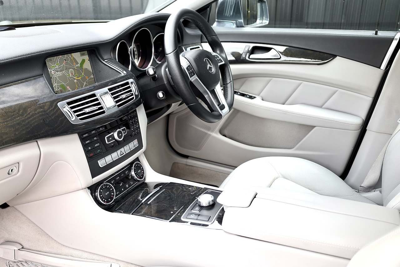 Mercedes-Benz CLS 250 CDI AMG Sport 1 Former Keeper + 12 Services - Large 7