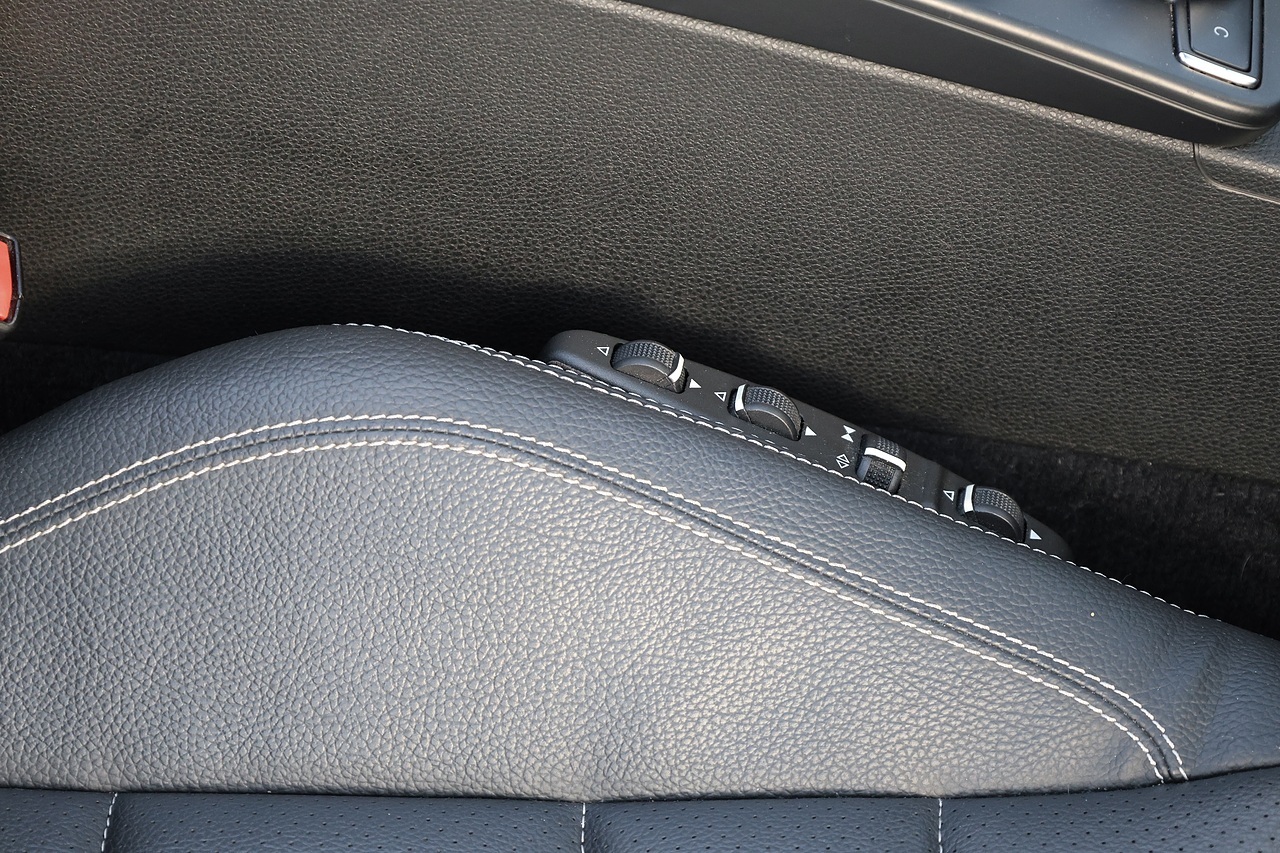 Mercedes-Benz E220 CDI AMG Sport Convertible 1 Former Keeper + Full Service History - Large 34