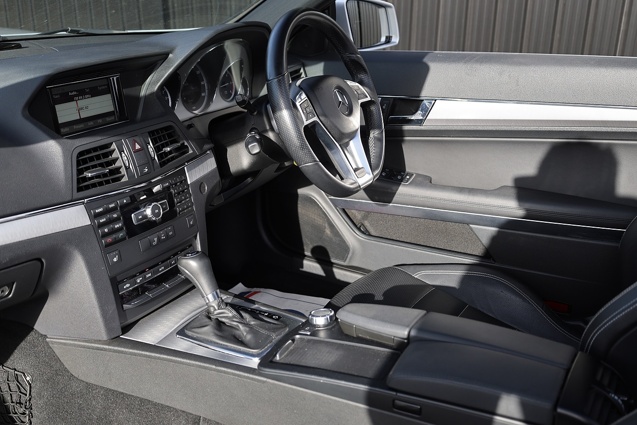 Mercedes-Benz E220 CDI AMG Sport Convertible 1 Former Keeper + Full Service History - Large 7