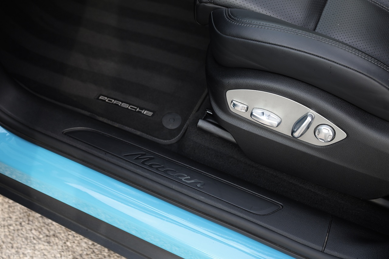 Porsche Macan £16,000 Cost Options + Pano Roof + PASM + BOSE - Large 40