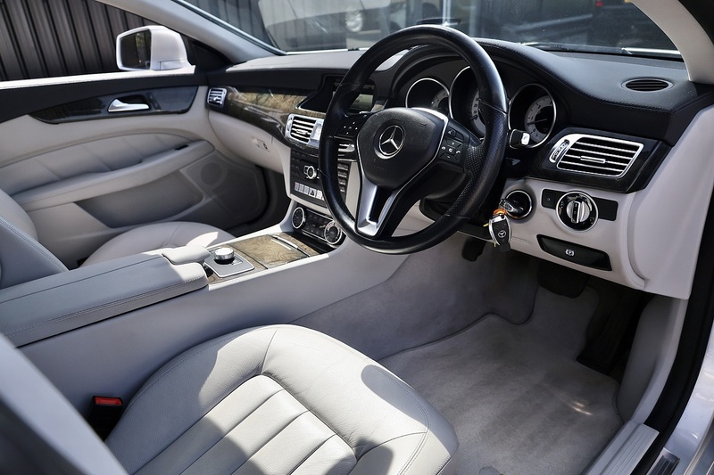 Mercedes-Benz CLS 350 Full Mercedes Main Dealer History Image 7