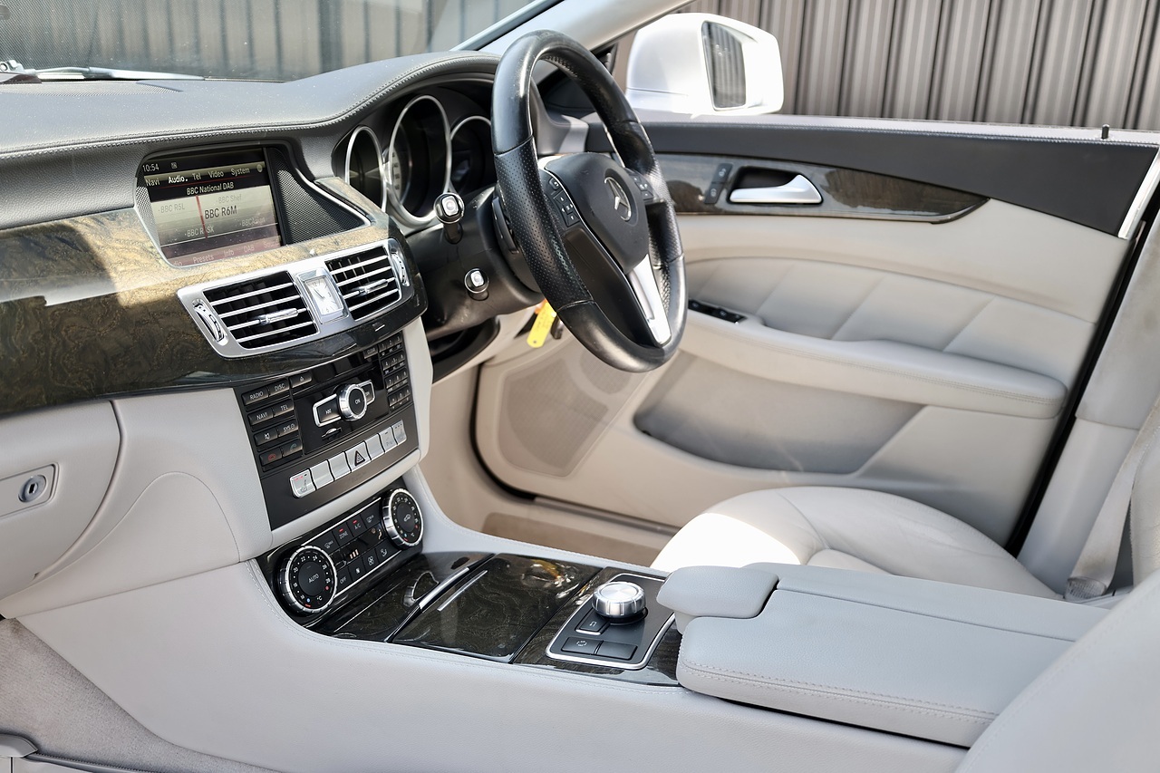Mercedes-Benz CLS 350 Full Mercedes Main Dealer History - Large 6