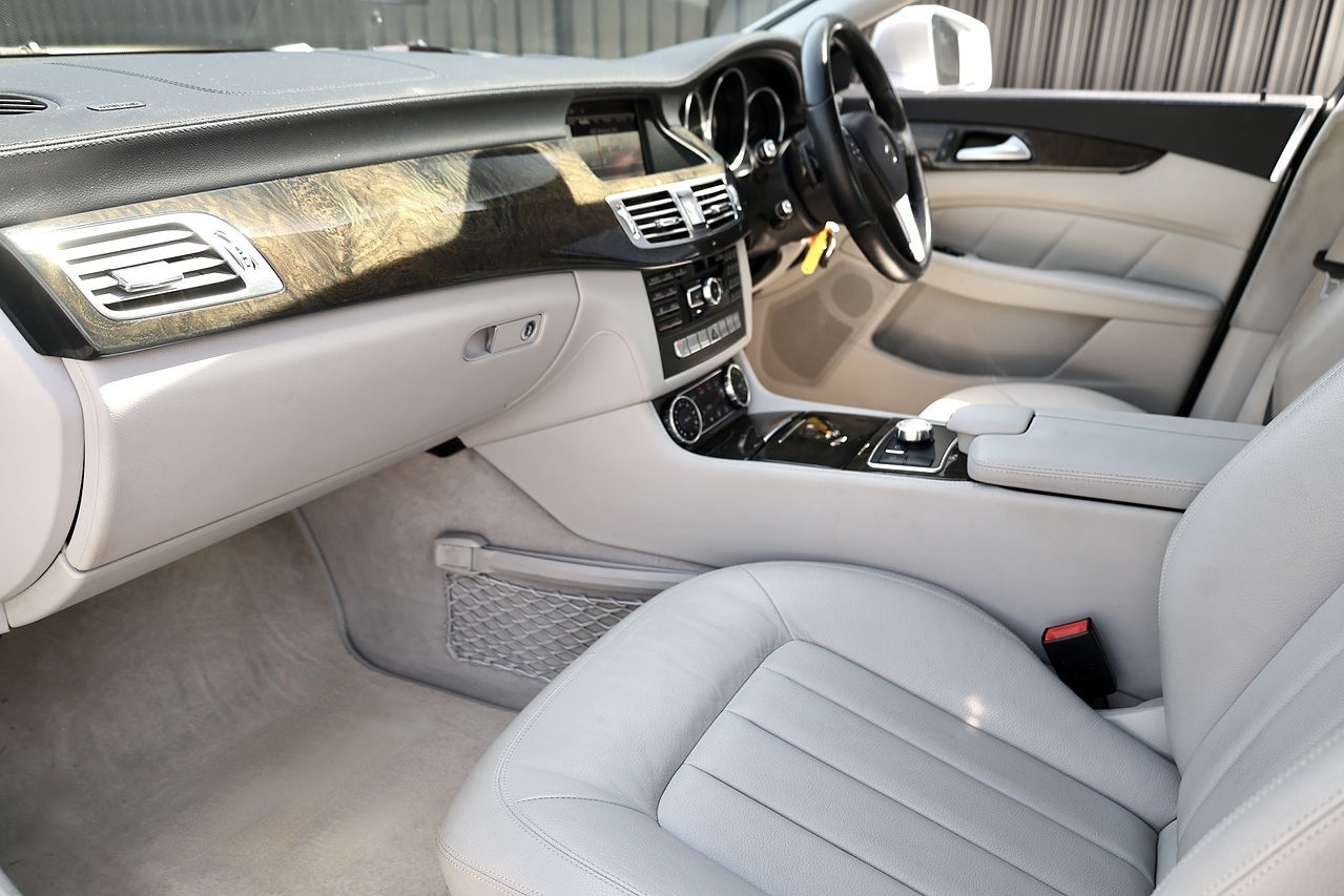 Mercedes-Benz CLS 350 Full Mercedes Main Dealer History - Large 2