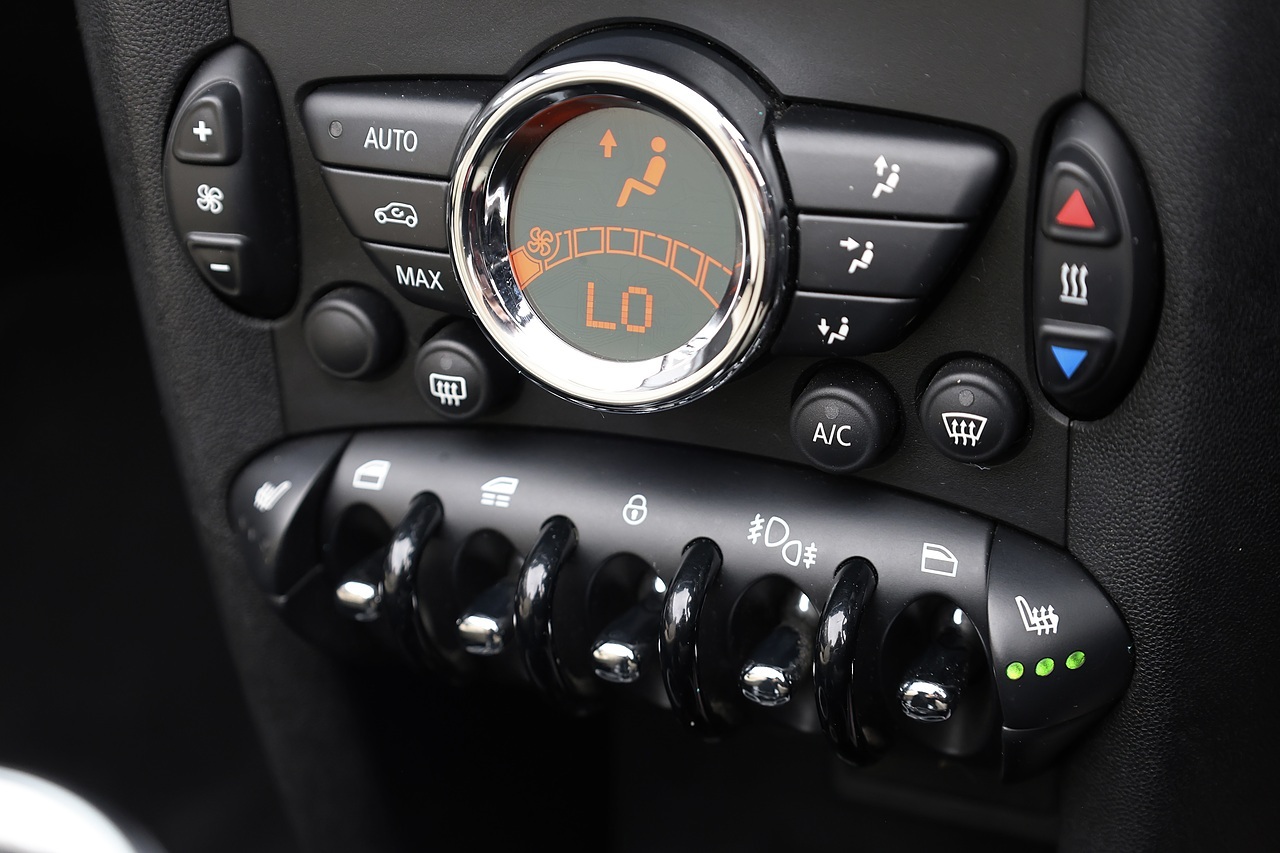 MINI Cooper S Convertiblw £4,500 Extras + CHILI Pack + Heated Leather + Harmon Kardon - Large 25