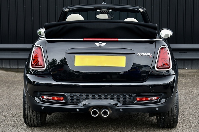 MINI Cooper S Convertiblw £4,500 Extras + CHILI Pack + Heated Leather + Harmon Kardon Image 4