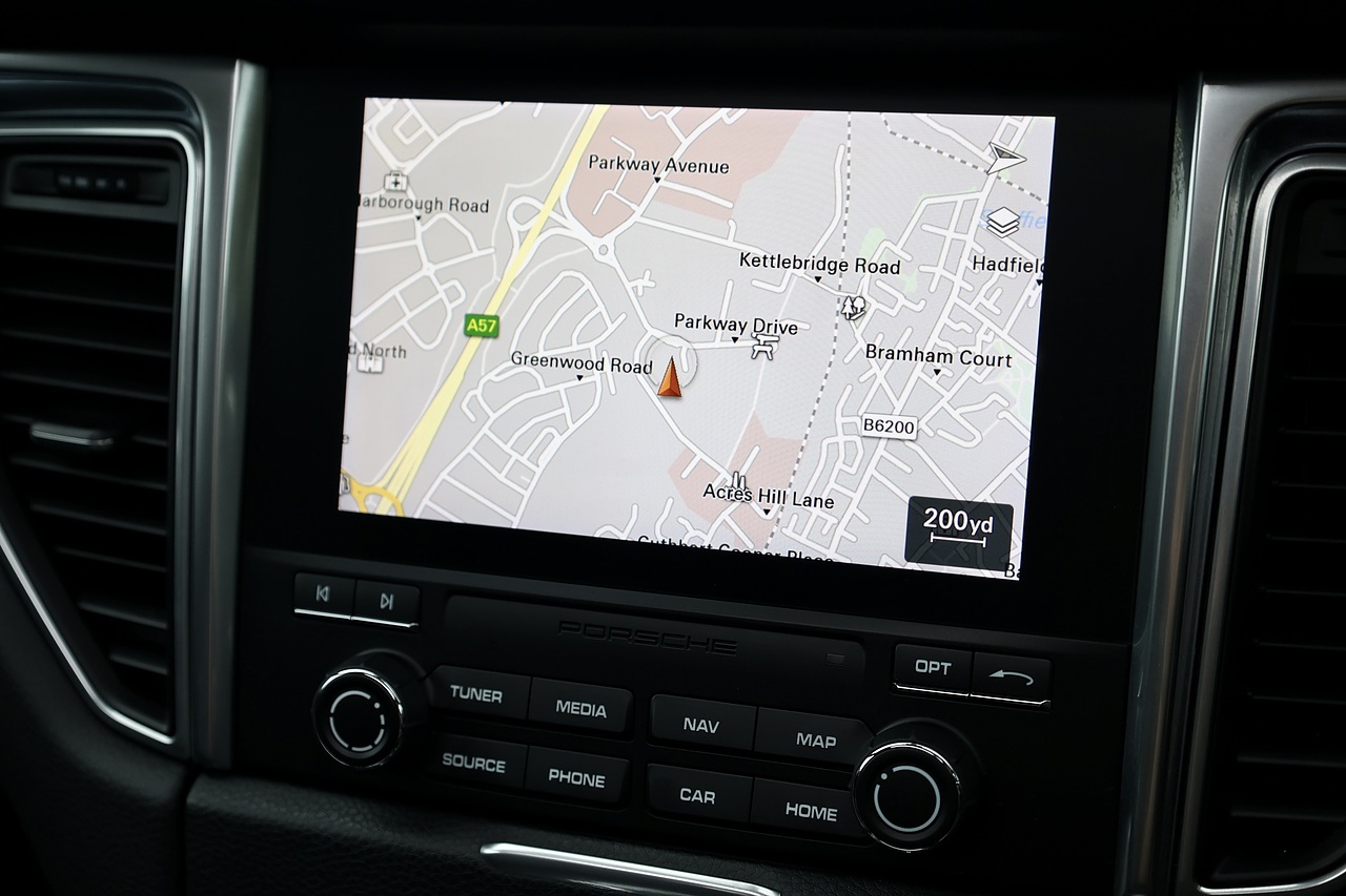 Porsche Macan 1 Lady Owner + Pano Roof + Reverse Camera - Large 15
