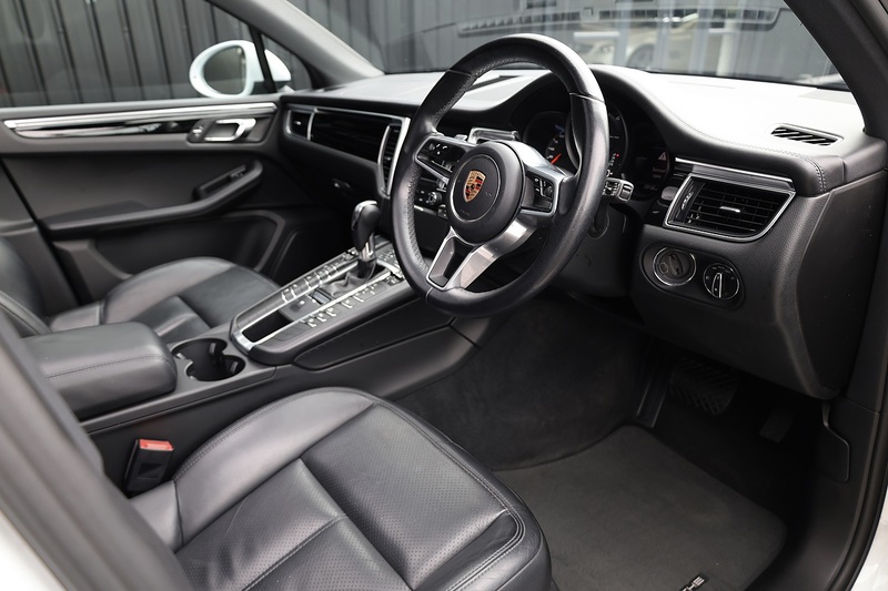 Porsche Macan 1 Lady Owner + Pano Roof + Reverse Camera Image 10