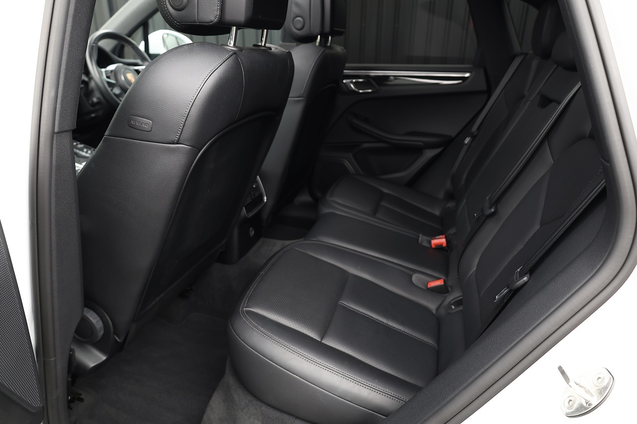 Porsche Macan 1 Lady Owner + Pano Roof + Reverse Camera - Large 30