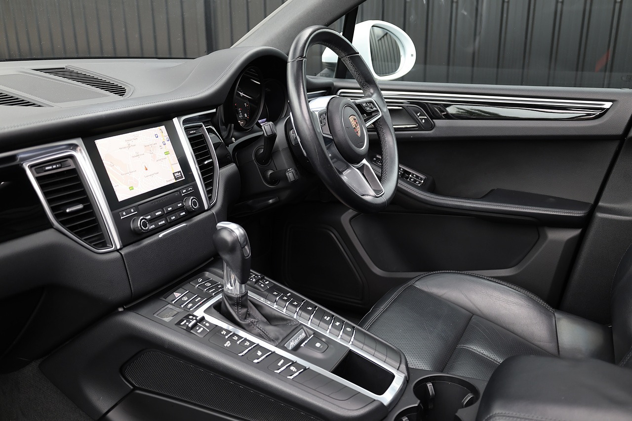 Porsche Macan 1 Lady Owner + Pano Roof + Reverse Camera - Large 7