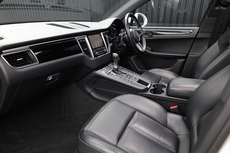Porsche Macan 1 Lady Owner + Pano Roof + Reverse Camera Image 2