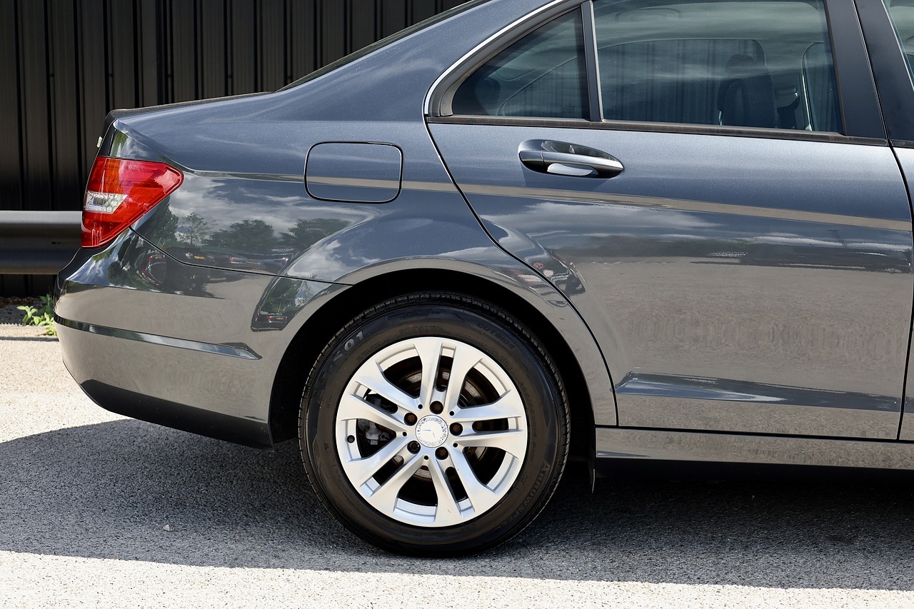 Mercedes-Benz C200 CDI Exec SE Auto 2 Former Keepers + Full Service History - Large 18