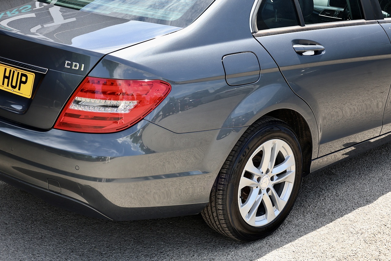 Mercedes-Benz C200 CDI Exec SE Auto 2 Former Keepers + Full Service History - Large 17